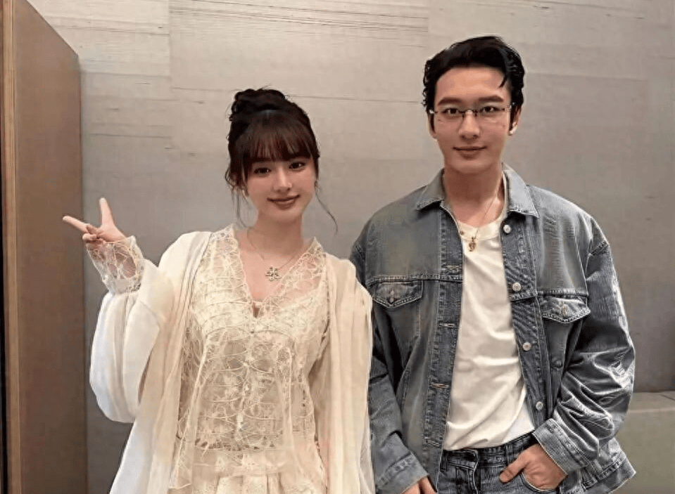 黄晓明新女友胡冉儿不简单，26岁南加大双学位，起薪就七位数
