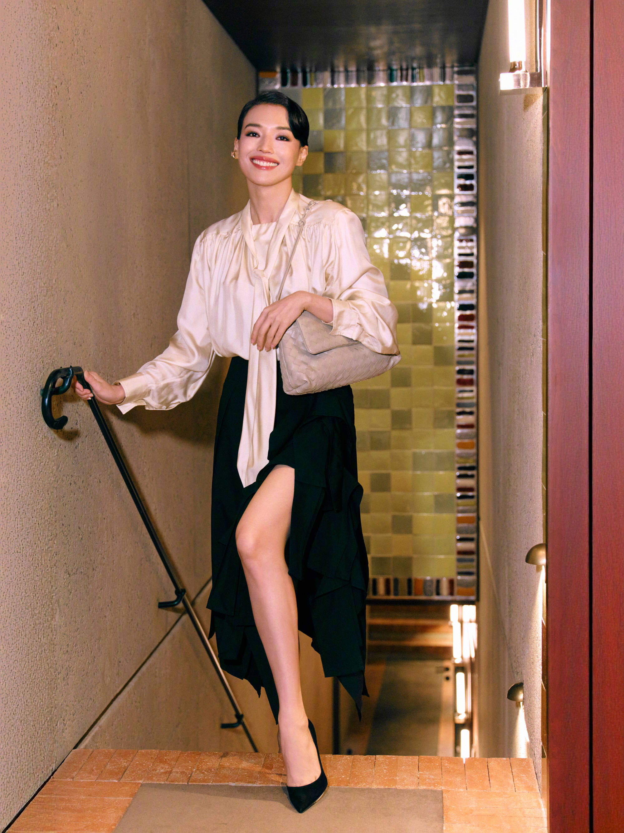 舒淇穿黑色包臀裙曲线曼妙 复古盘发优雅迷人