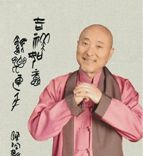 71 岁陈佩斯硬核书法登顶热搜：笔墨藏风骨，字里见人生