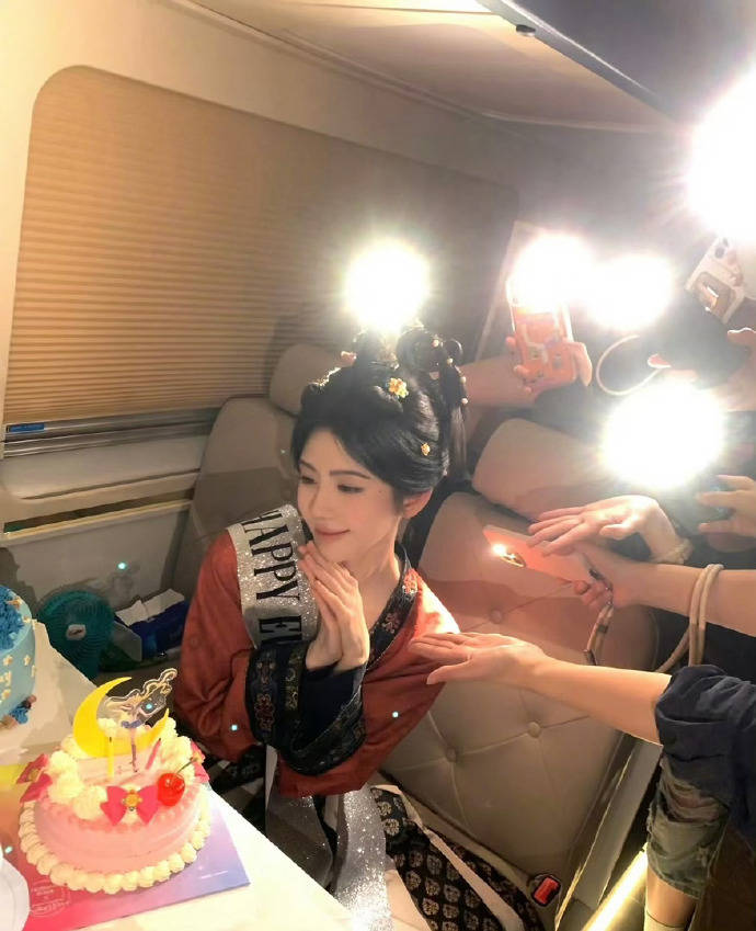 鞠婧祎在剧组庆生 穿古装造型手捧鲜花出镜