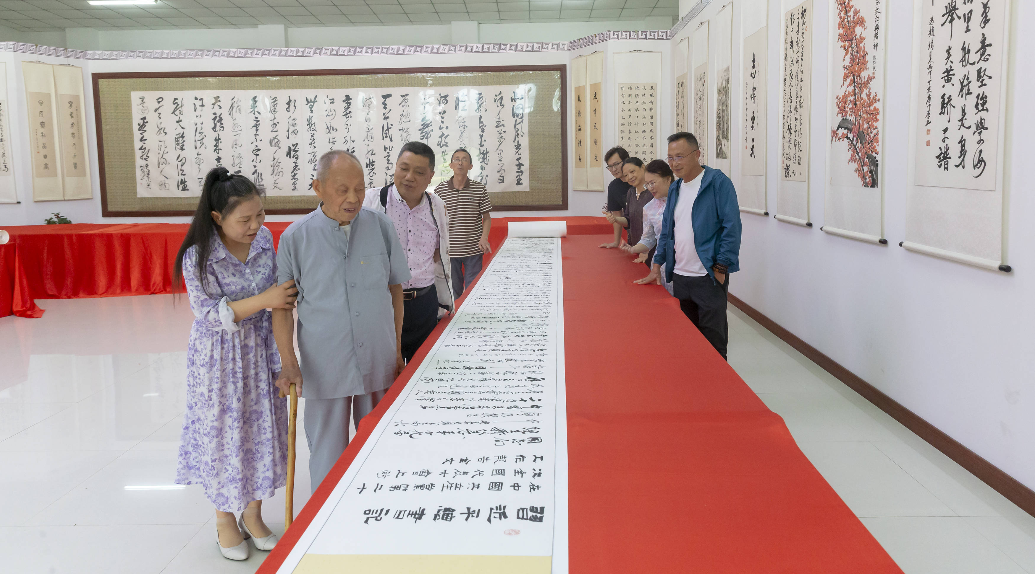 无臂书法家赵靖倾力创作二十大报告书法长卷献礼建党105周年
