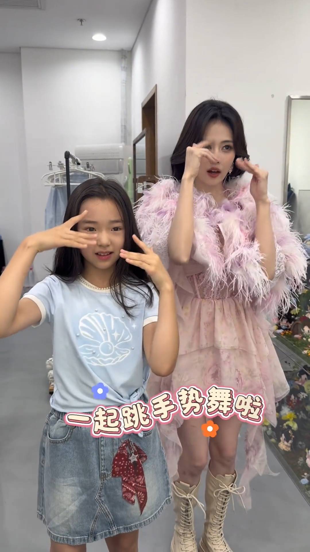 小酒窝参加白鹿十周年演唱会 跟练手势舞互动超萌