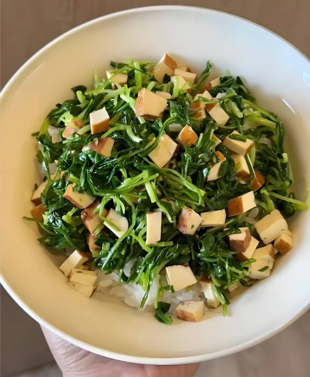 马兰头是春季限定的野菜带着泥土的芬芳和独特的草本香气