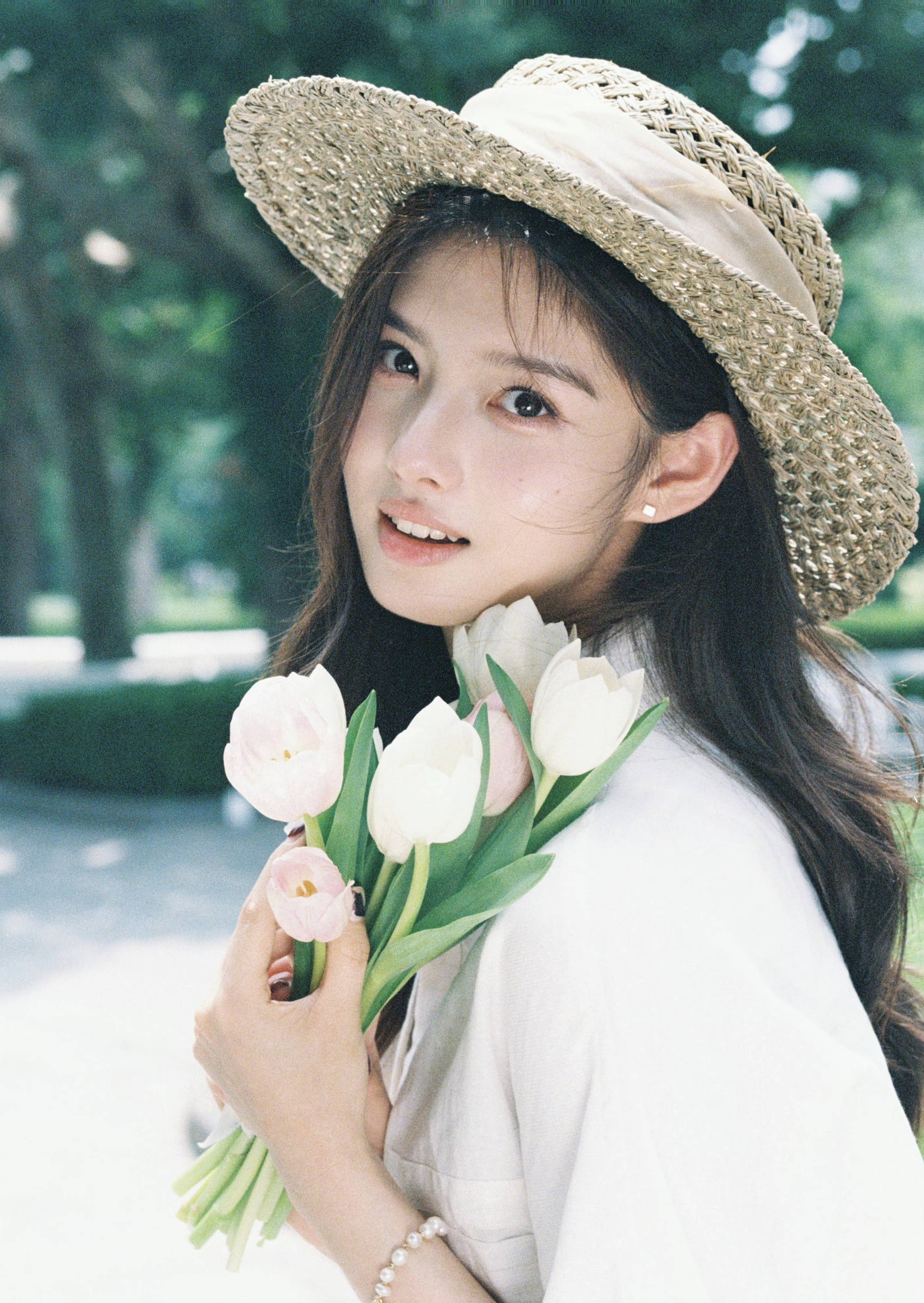 艾米晒十八岁生日写真大片 白衬衫连衣裙清新治愈少女感满满