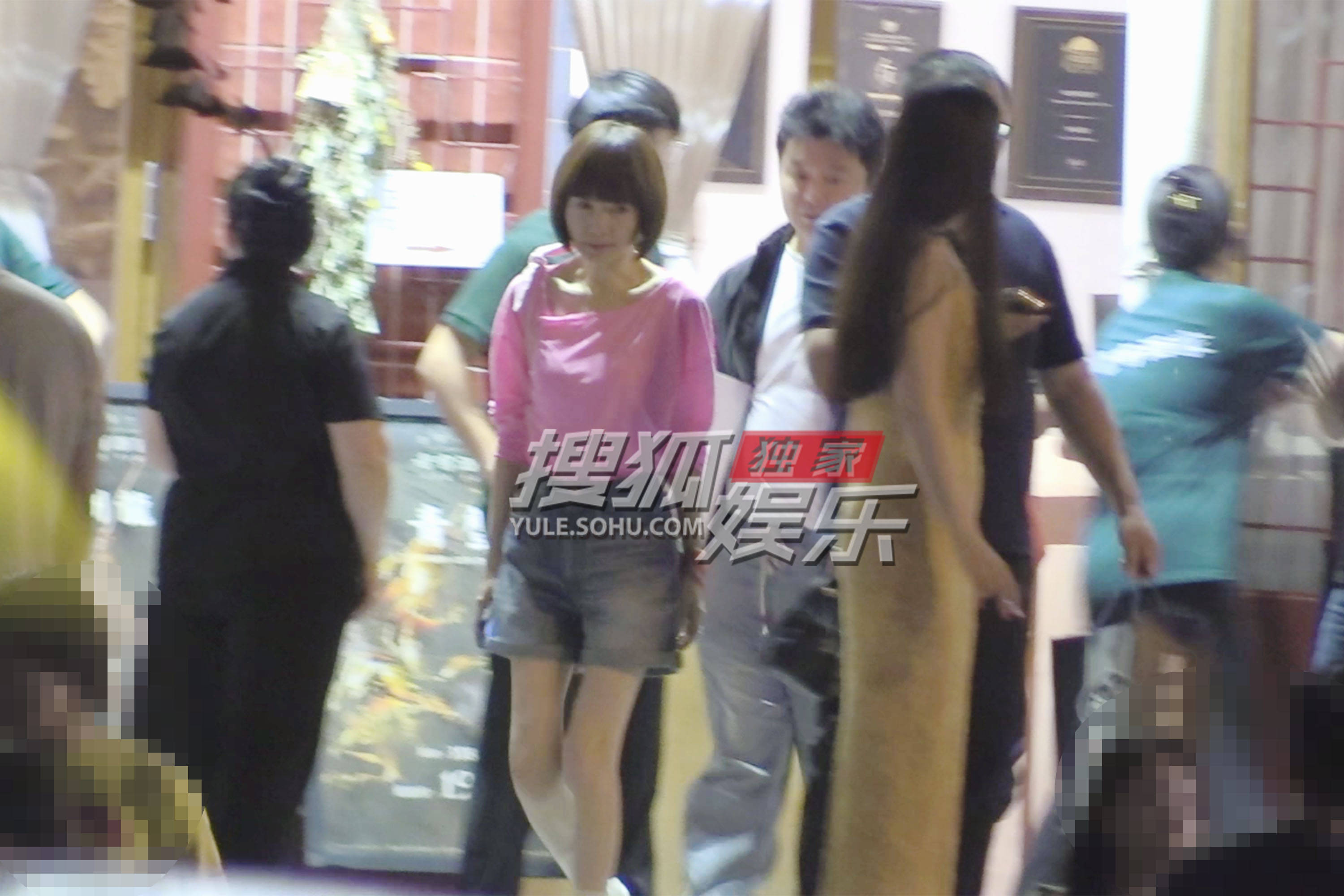 鲁豫和朋友聚会状态灵动 粉衫配牛仔短裤清爽轻盈