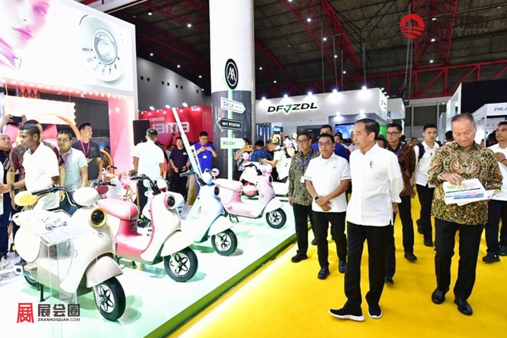 Jokowi-melihat-booth-motor-listrik-di-PEVS-2024.jpg