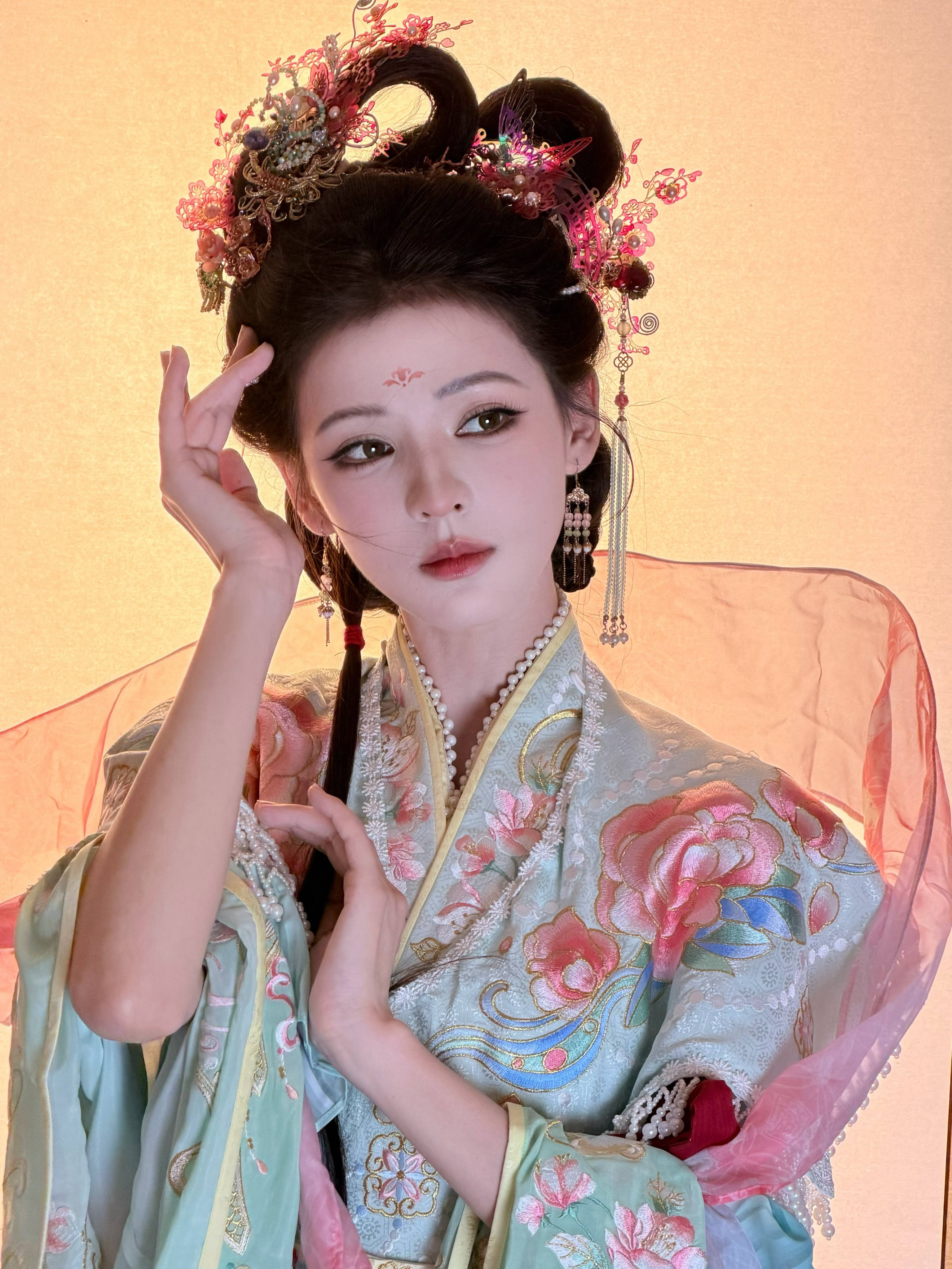 张予曦穿素色古装气质沉静温婉 垂眸沉思端庄迷人_造型_晚会_浅色