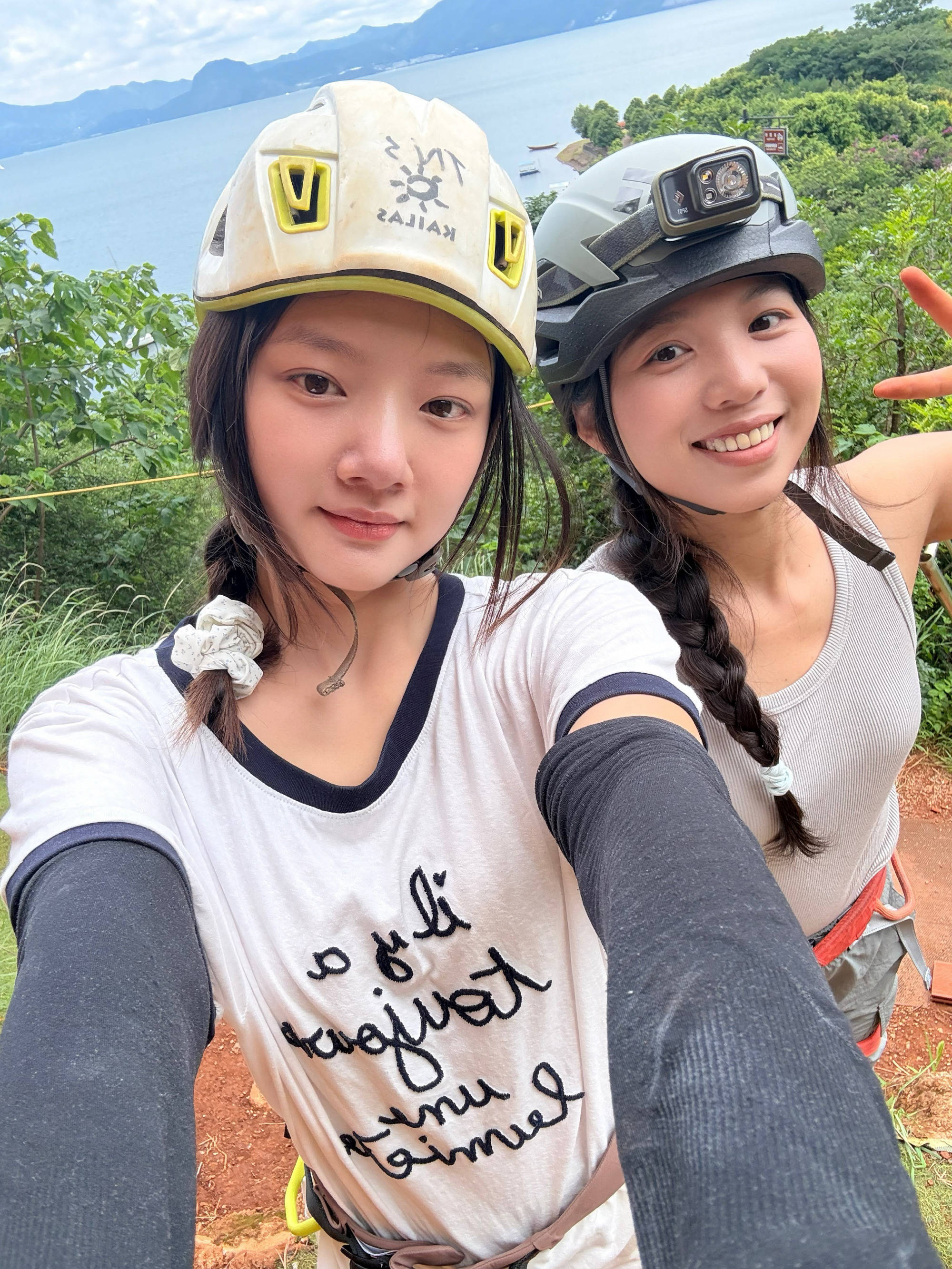 任敏把户外野攀玩成蹦极了！秒变女版“蜘蛛侠”