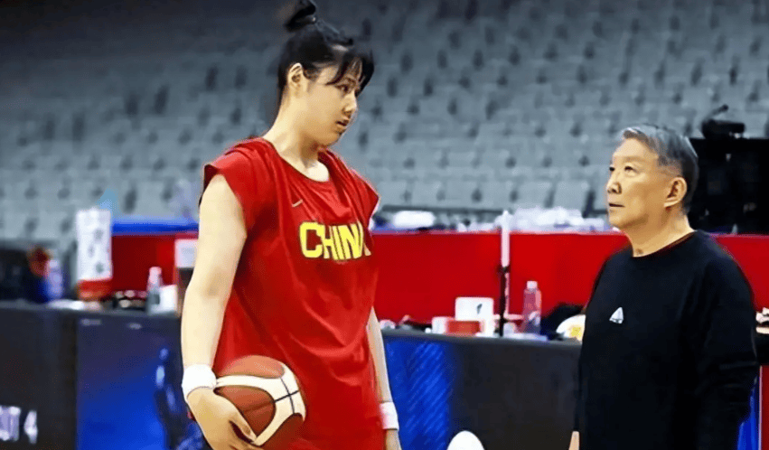 女篮世界杯被淘汰1天后！宫鲁鸣最担心一幕发生了：李月汝也玩抱团了？