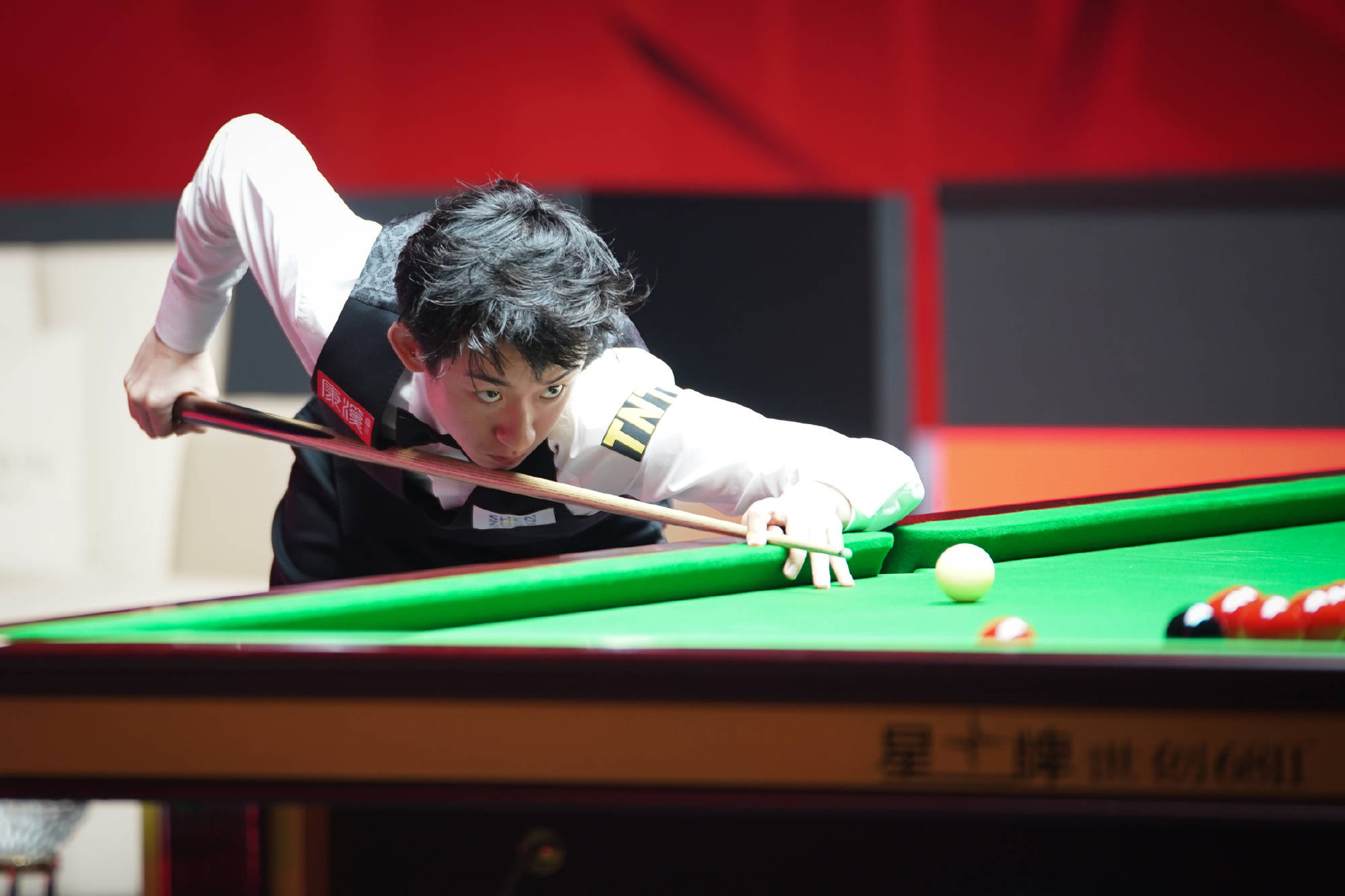 两杆破百！斯诺克深圳公开赛-吴宜泽5-4逆转克拉克 晋级32强