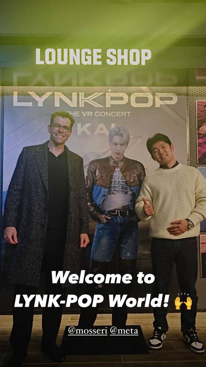 在exo成员kai的vr演唱会上,instagram的ceo adam mosseri惊喜现身!