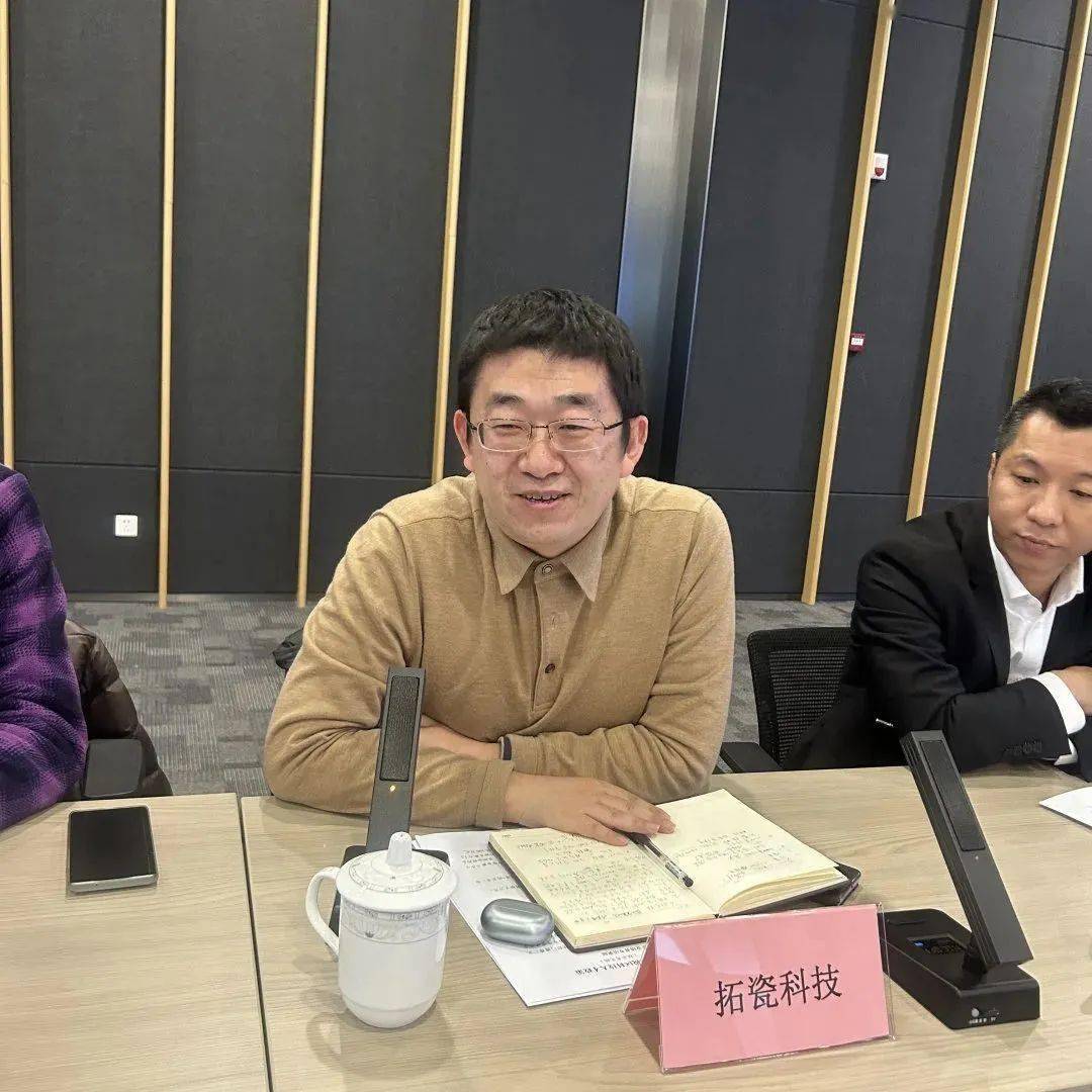 保税区党工委委员,纪工委书记陆定峰对科技人才企业