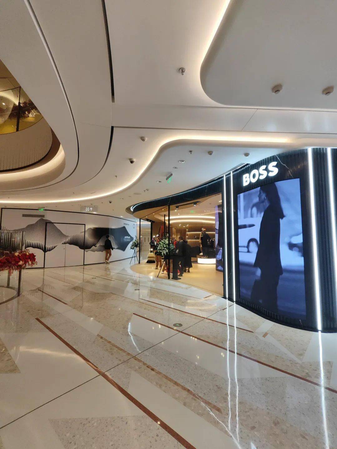 刚刚南京国金ifc隆重开业!lv大排长龙._品牌_消费_van