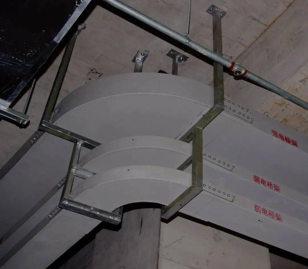 电缆桥架跨越建筑物变形缝处设置补偿装置