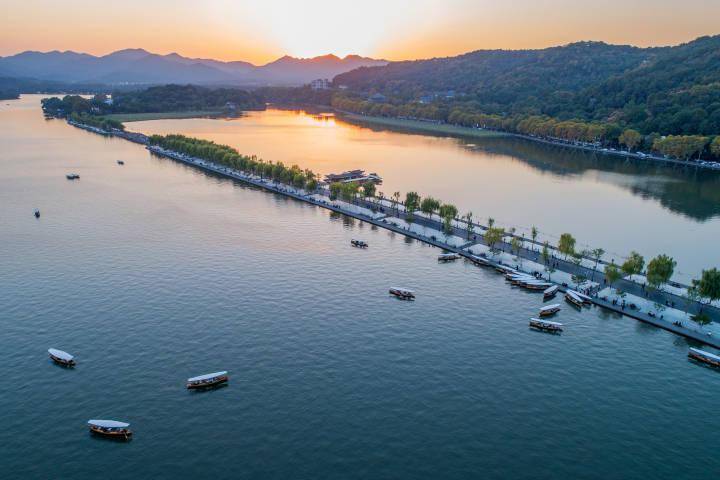 在杭州亚运会期间,不少文章报道提及杭州西湖时,将白堤归于当时的杭州