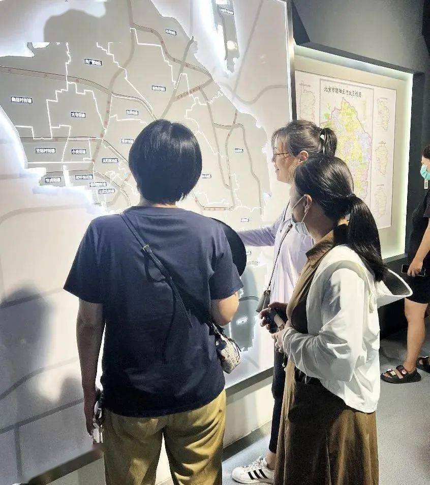 2023年是朝阳区建区65周年,区生态环境局在七一建党节这日组织全体