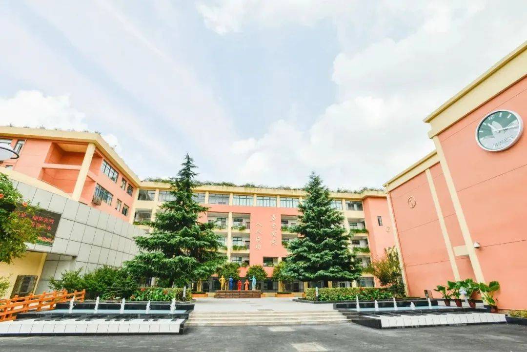 上海市实验学校西校位于闵行区平吉路300号,是一所创办于2005年的公办