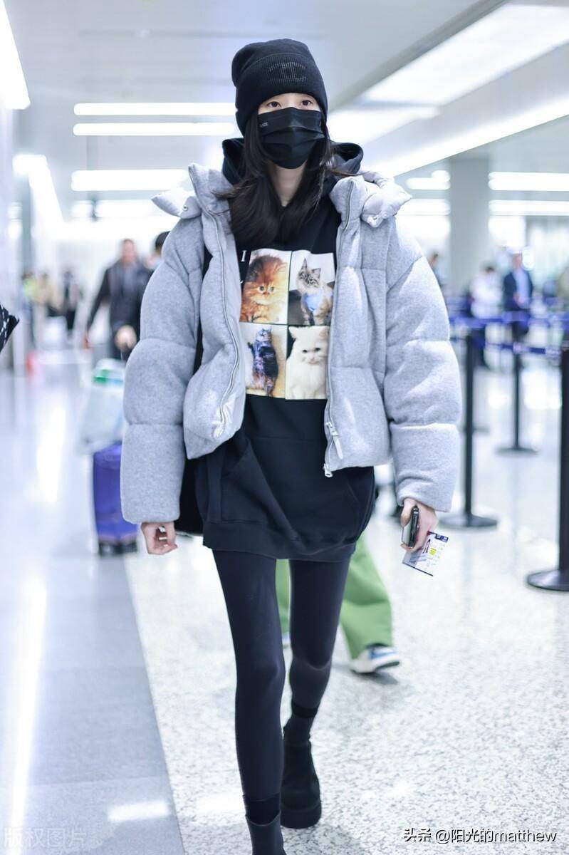 奚梦瑶现身上海机场,棉服搭配连帽卫衣时髦慵懒_男女
