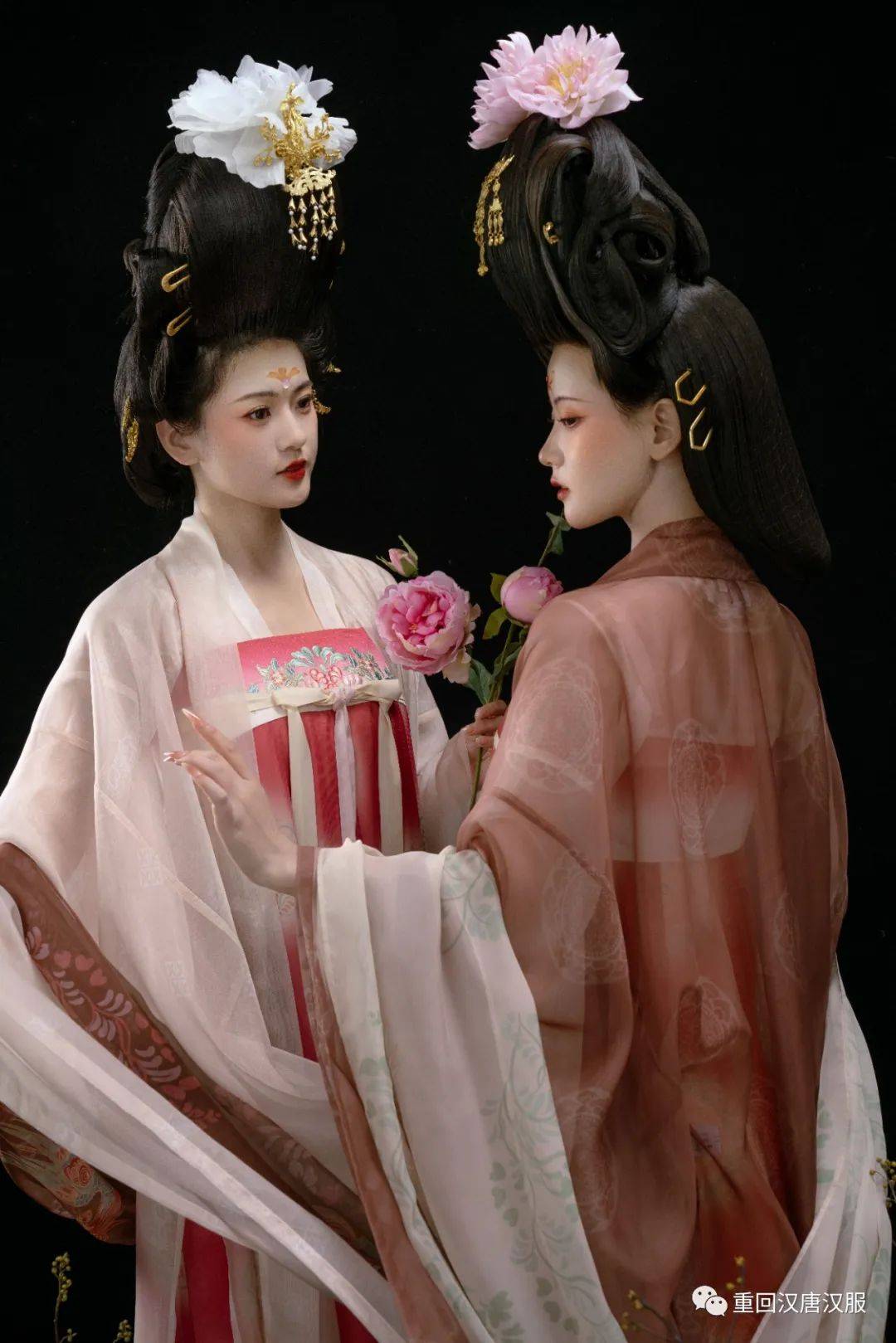 显瘦的齐胸12破交窬裙,裙头采用印绣结合,采用自带细闪,垂顺飘逸的