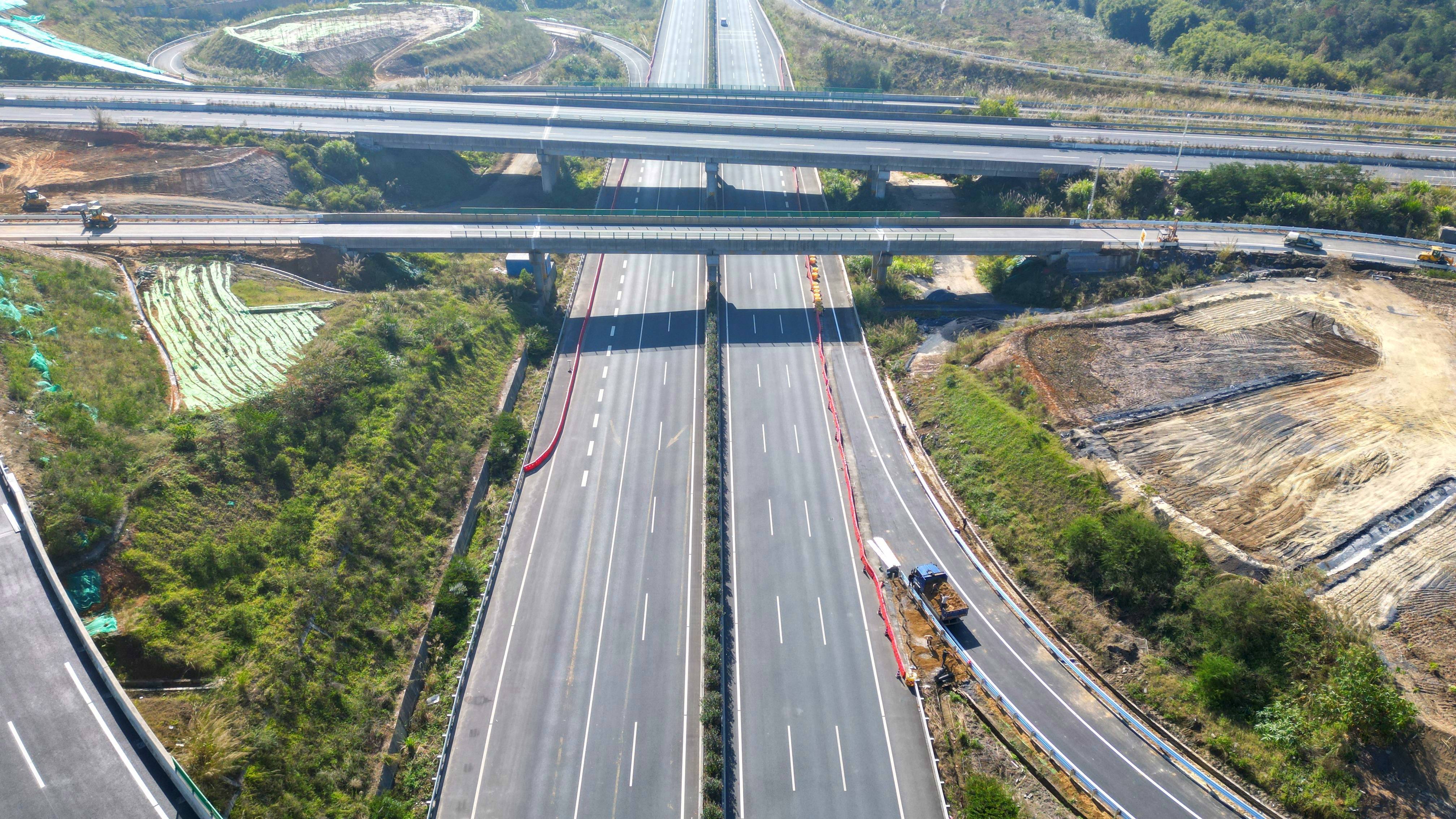 广连与汕昆高速在英德小湾实现互联互通_施工_枢纽_高速公路