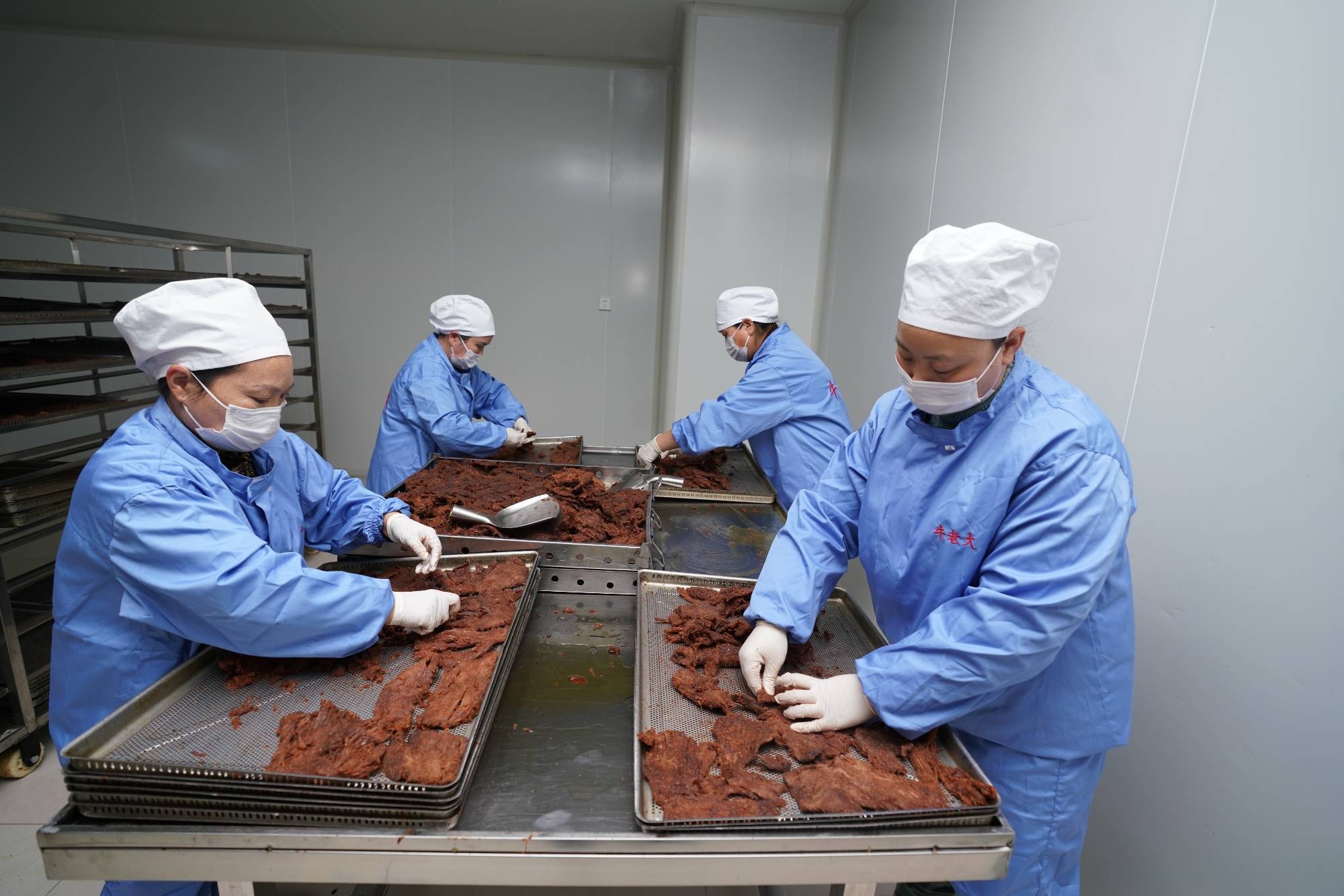 每年进入下半年,公司销售订单就逐渐增多,今天加工赶制的这批牛肉干是