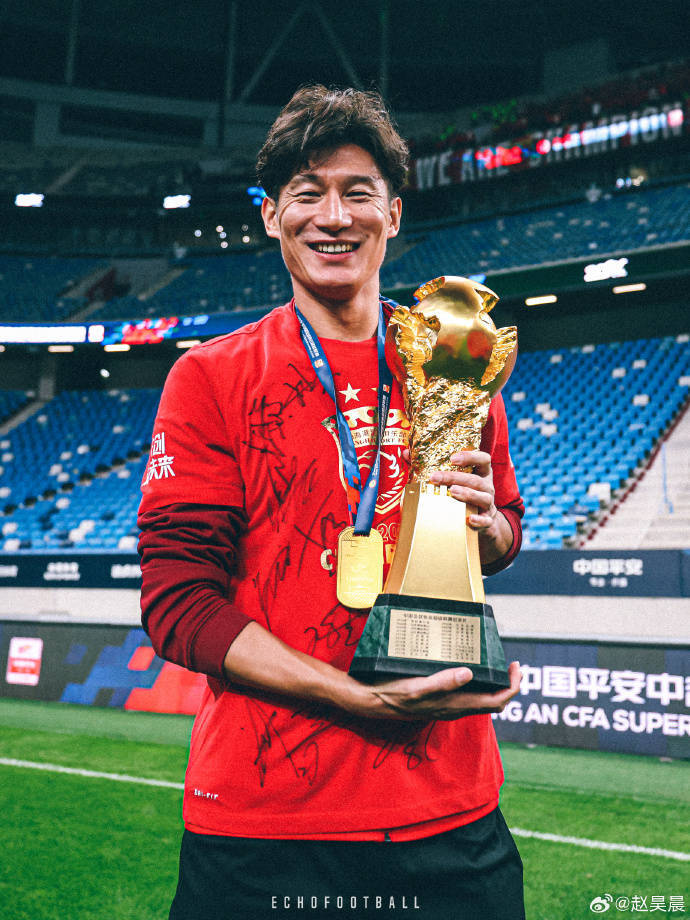 随后于2015年2月27日加盟上海上港队