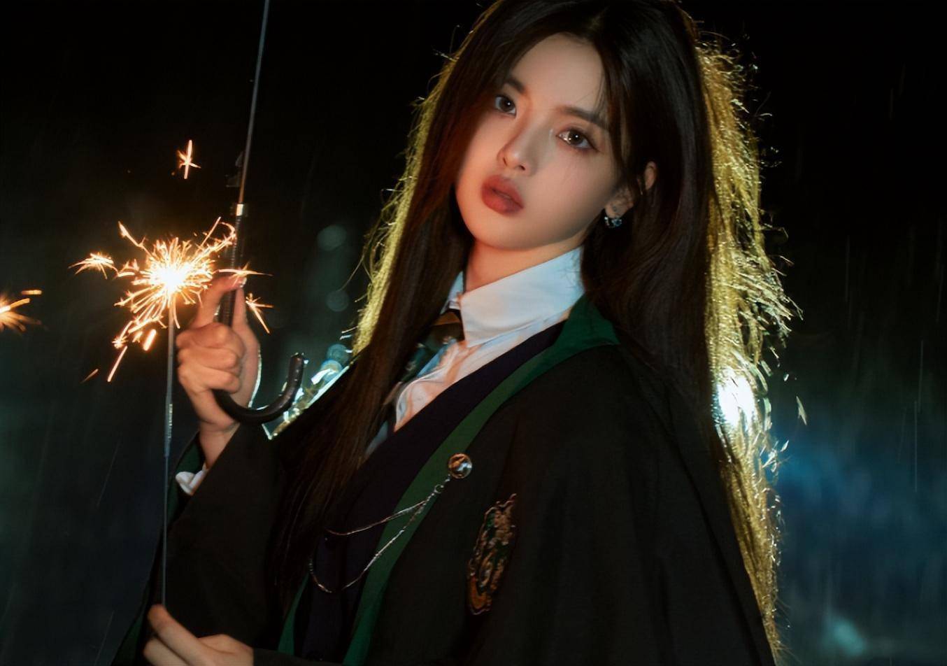 杨超越"学院"制服出镜, 魔法少女范,元气十足!_短裙_网友_青草地