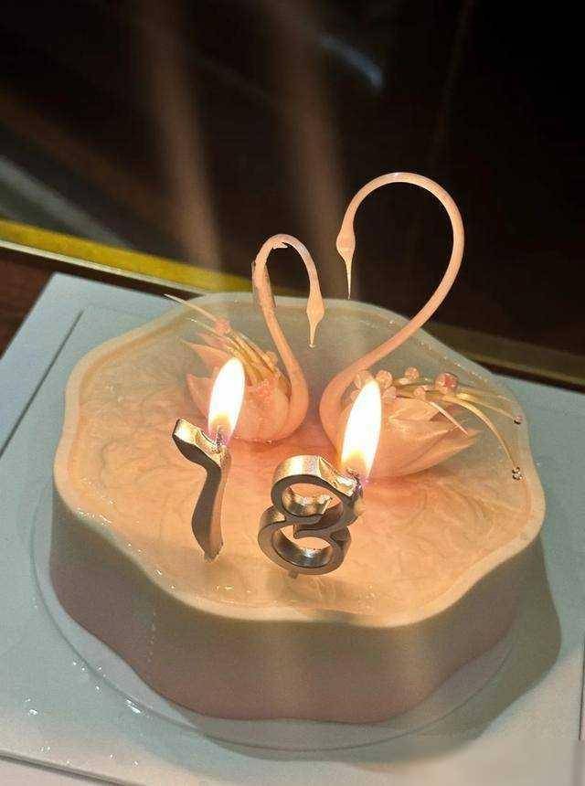 章子怡哥哥结婚18周年纪念,章子怡嫂子晒照纪念,全家出镜超温_殷旭