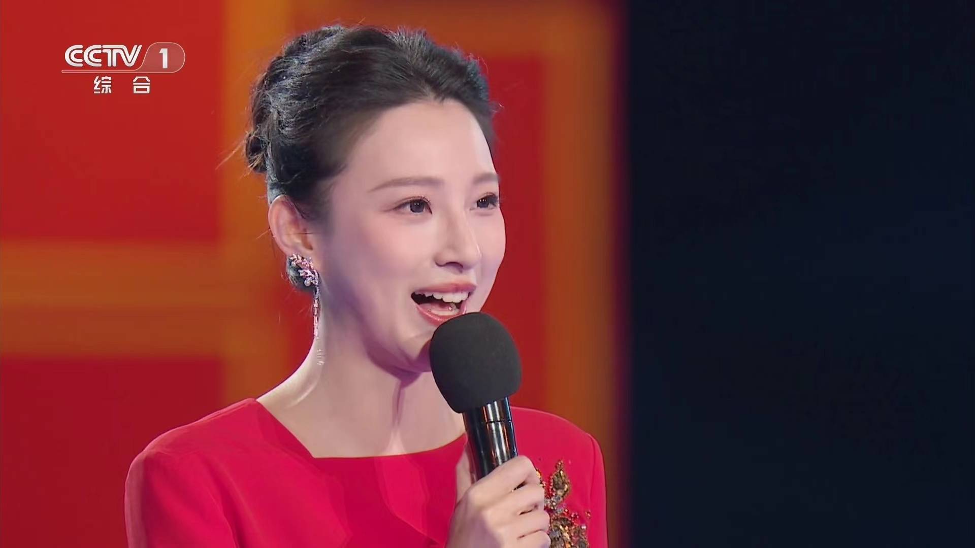 连续主持过两届春晚,一季《一馔千年》综艺节目的马凡舒,还不如专攻