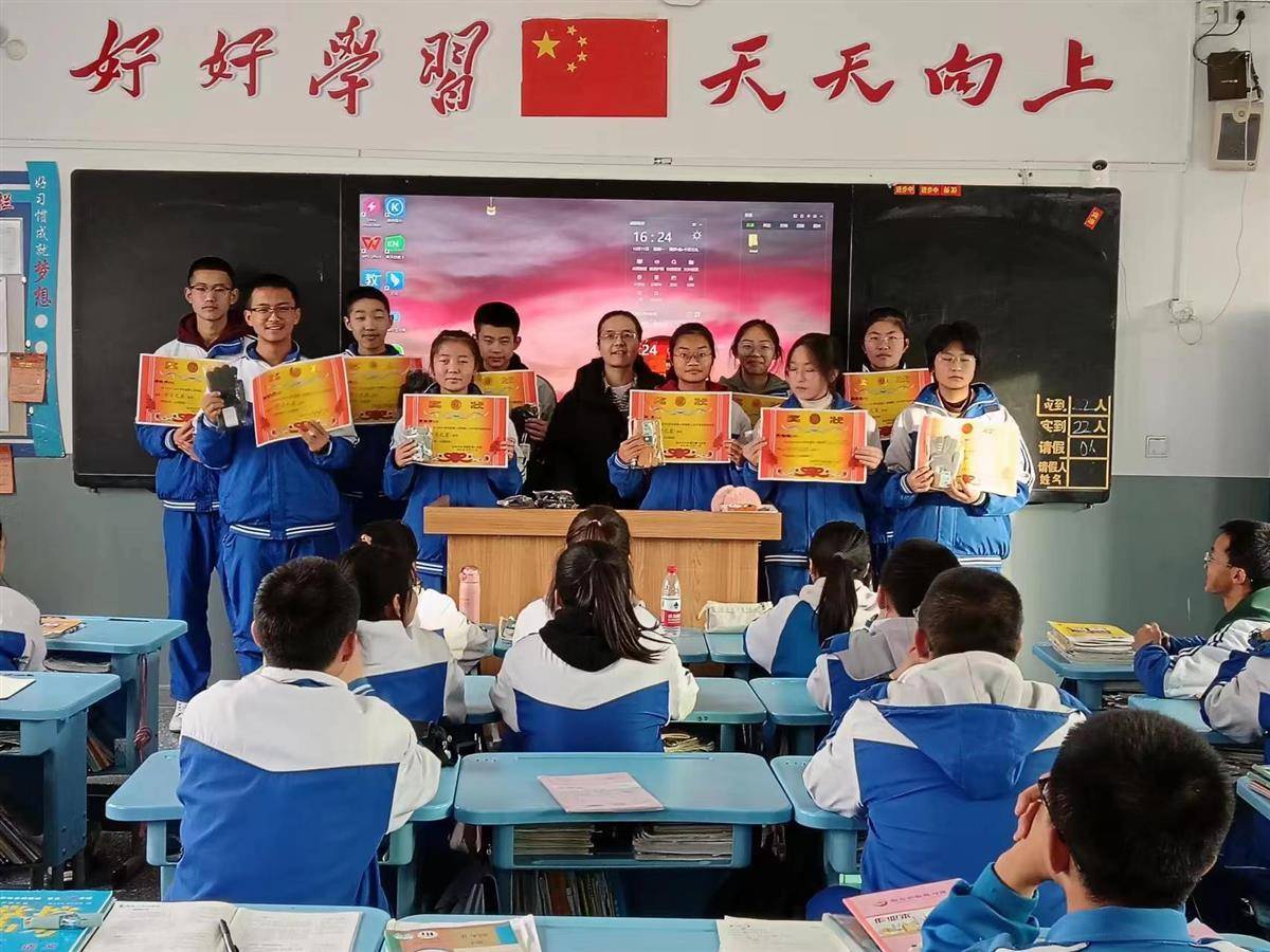 到学长的礼物初三时兰元元生了一场大病,学校专门安排了老师给他辅导