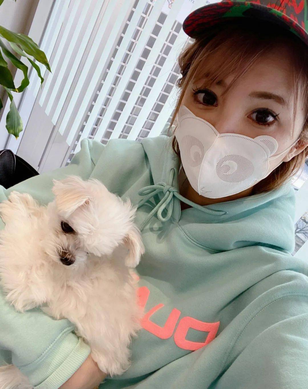 由于和事务所之间的一些摩擦,天海翼时常受到打压,曾两度宣布引退.