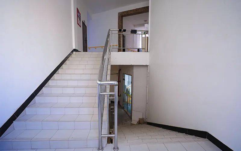 残联,众合公司积极整改占堵公共楼梯间的违规行为_管理_通道_重庆市