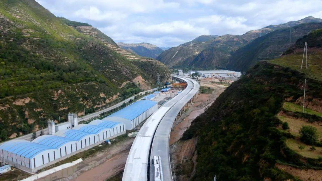 282公里与g7011十天高速以枢纽互通式立交相接止于陇南市西和县长道镇