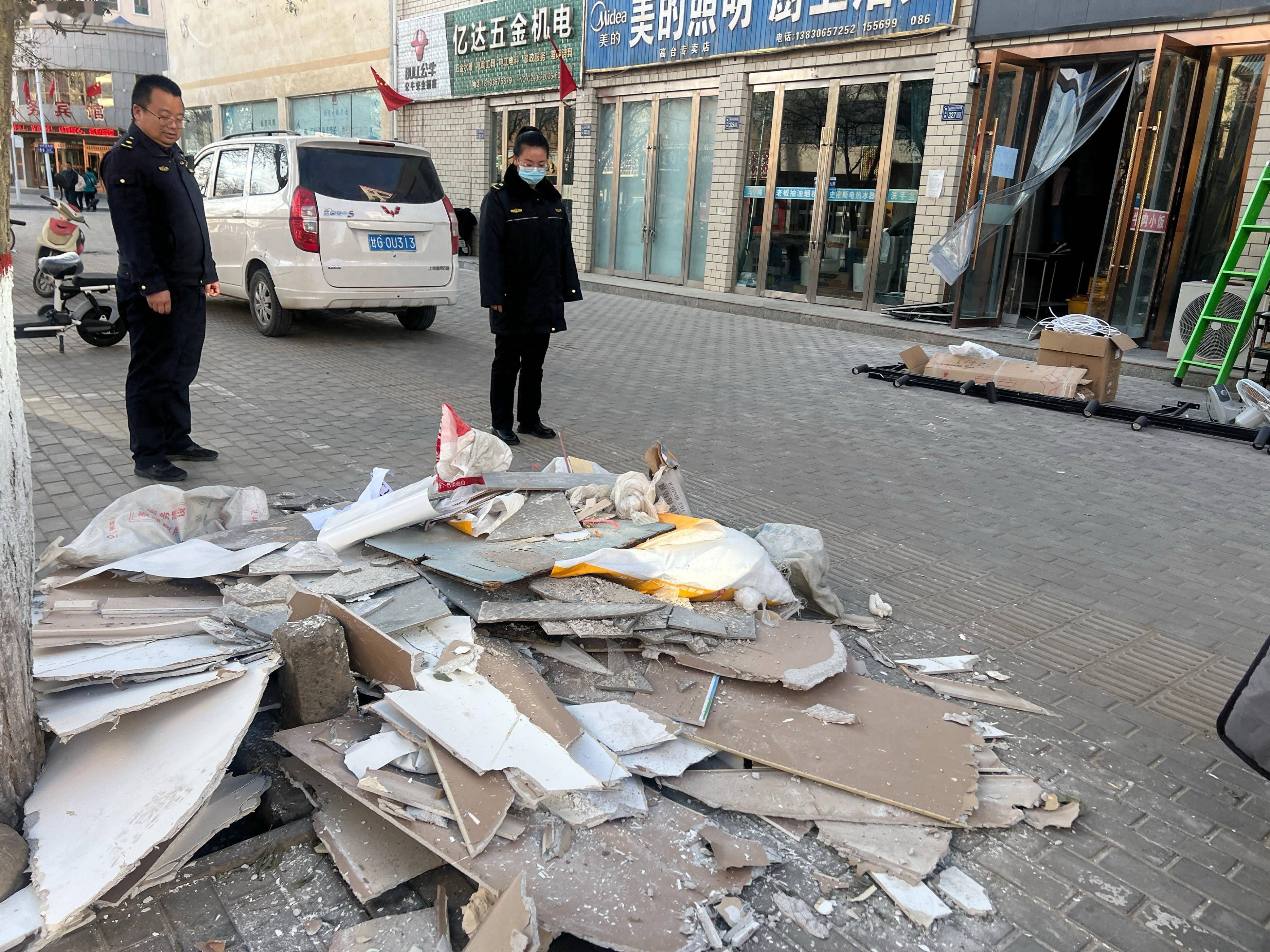 高台县城管执法局:督促清理建筑垃圾 为城市环境保驾护航