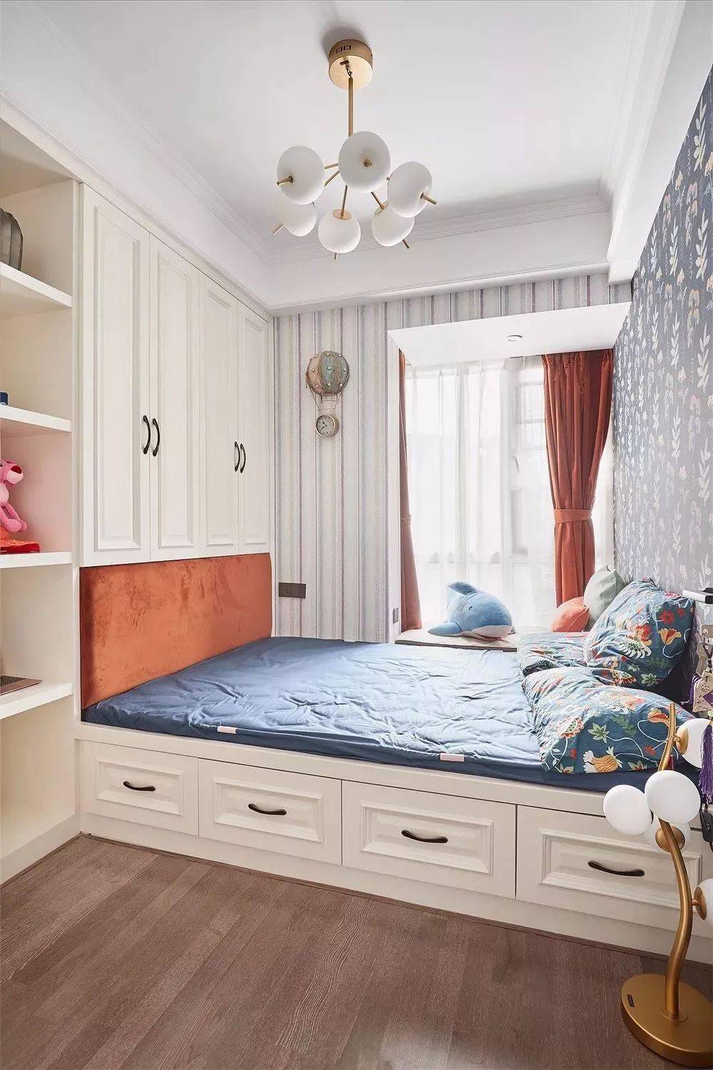 对于小户型卧室,榻榻米 书桌 衣柜一体设计才是理想之选!
