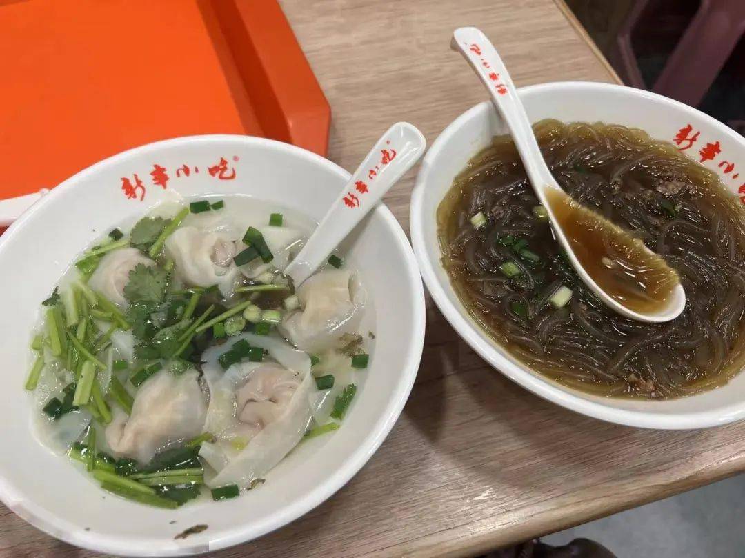 鹹豆漿鹹豆花來這邊吃早飯鹹豆漿是要嘗的類似老豆腐磨成汁有滷水的糊