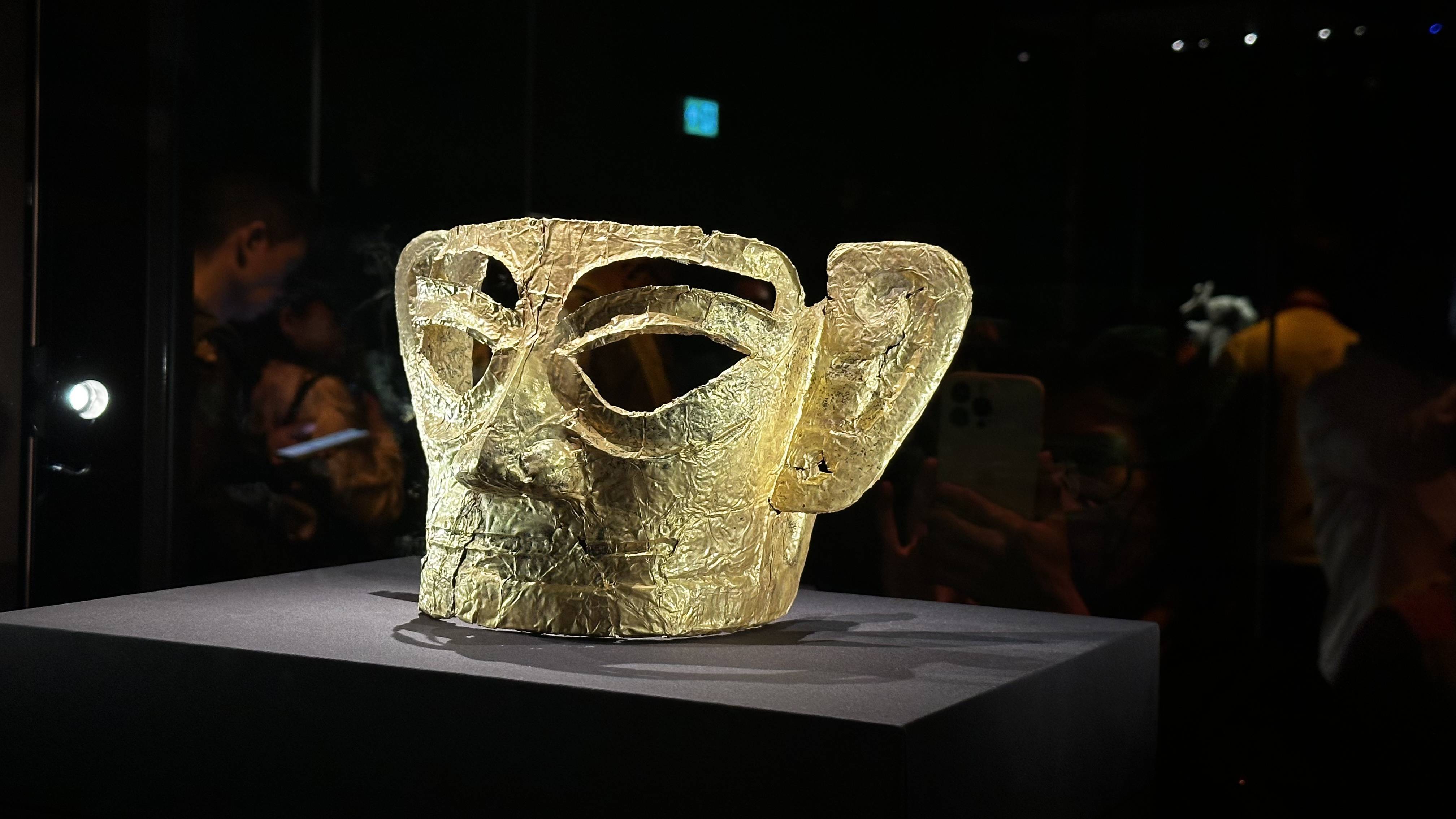 戴金面罩青铜人头像金光熠熠,气度非凡,给人神秘且高贵的感觉,是吸引