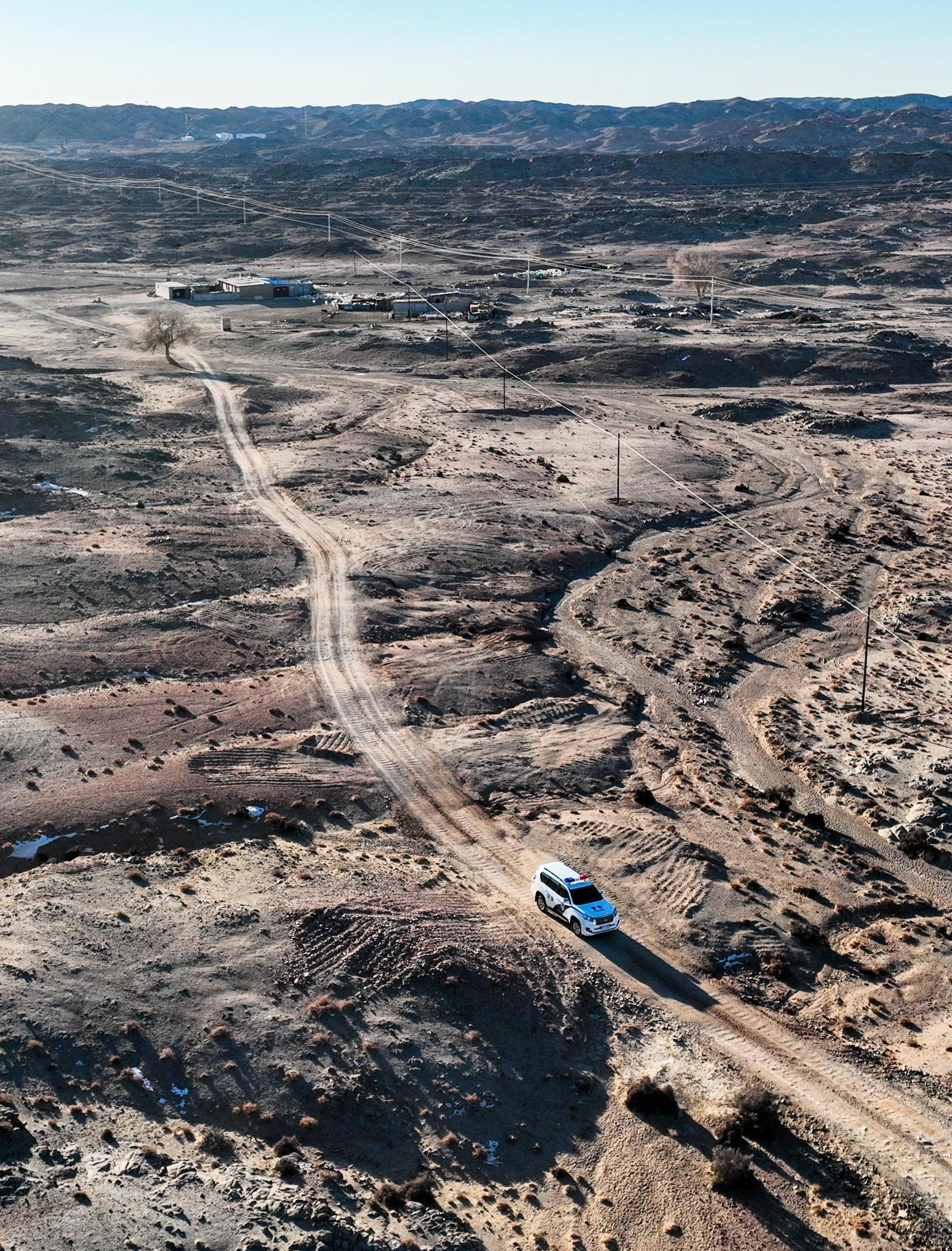 "警察老师送我回家"_乌力吉苏木_优娜_新华社