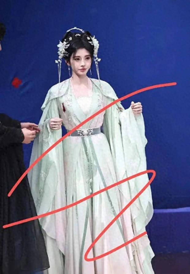 鞠婧祎古装新剧路透照释出 躺宋威龙怀中脆弱感拉满_检查_浅绿色_造型