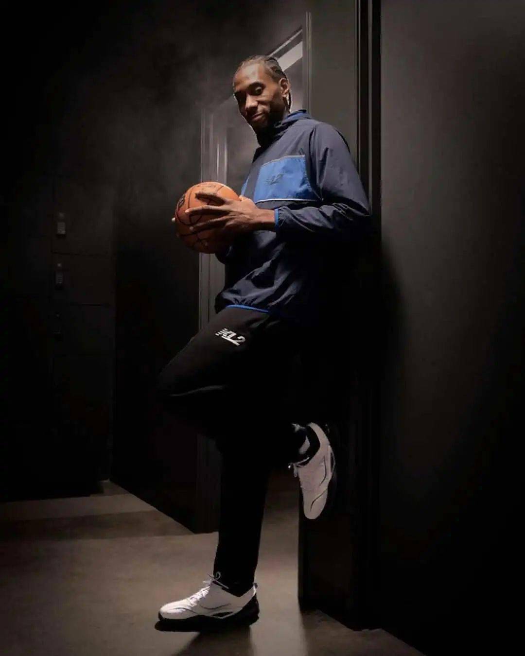 近日伦纳德的第四代球鞋the kahwi 4曝光,首发配色将在3月份发售.