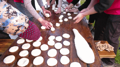 秦市乡中联村:手工打糍粑 九九老人乐_活动_传统_村民