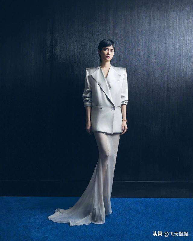 李宇春银色西装配拖地纱裙 清冷优雅气质出众_照片_毕业_质感