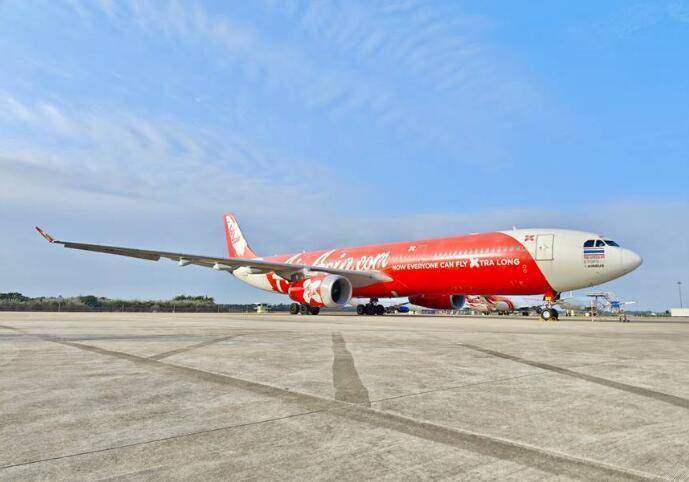 1月11日,一架由泰国亚洲航空公司运营的空客a330飞机平稳降落在海口