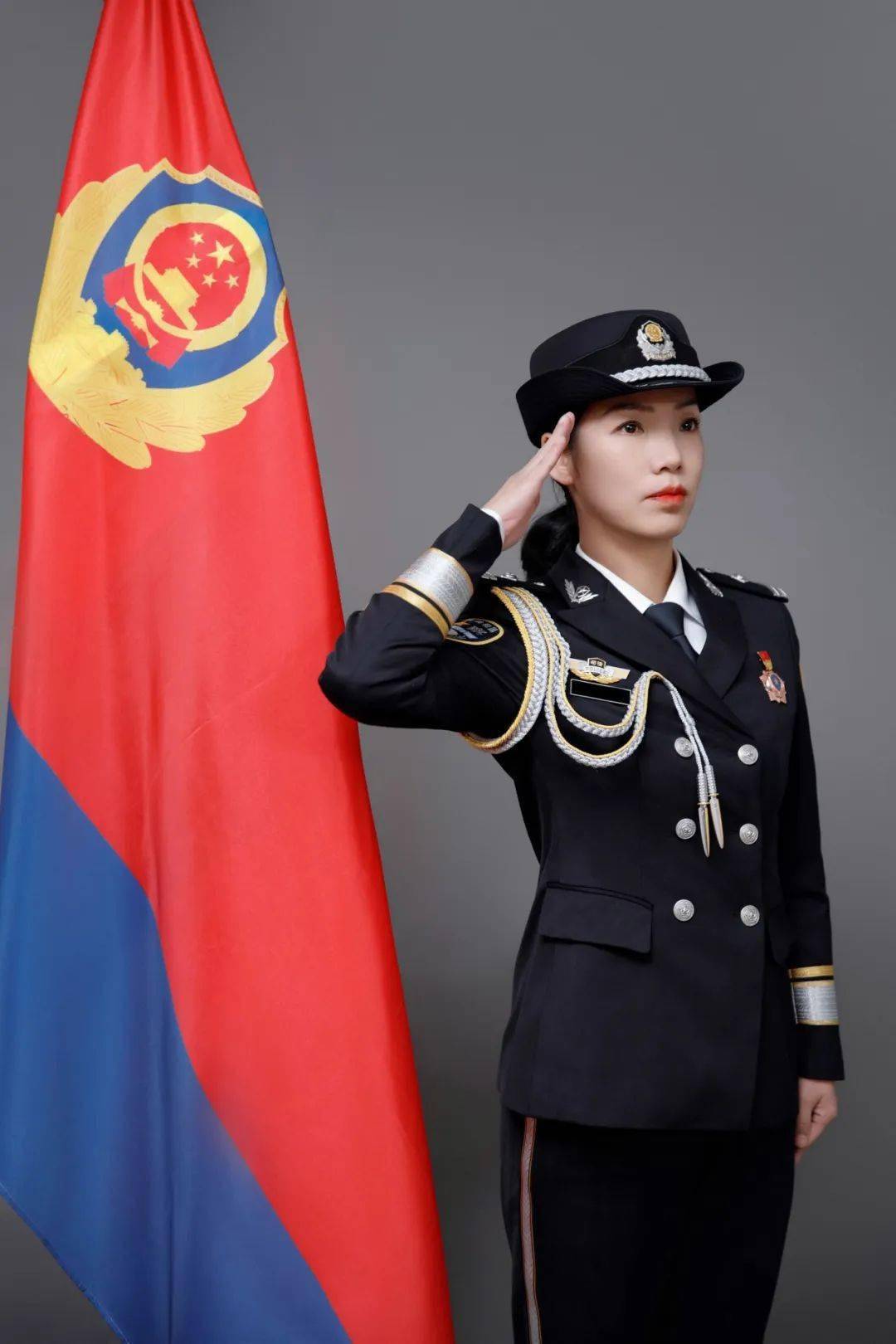 我与警旗同框 定格最美"警"色_人民_正义_警徽