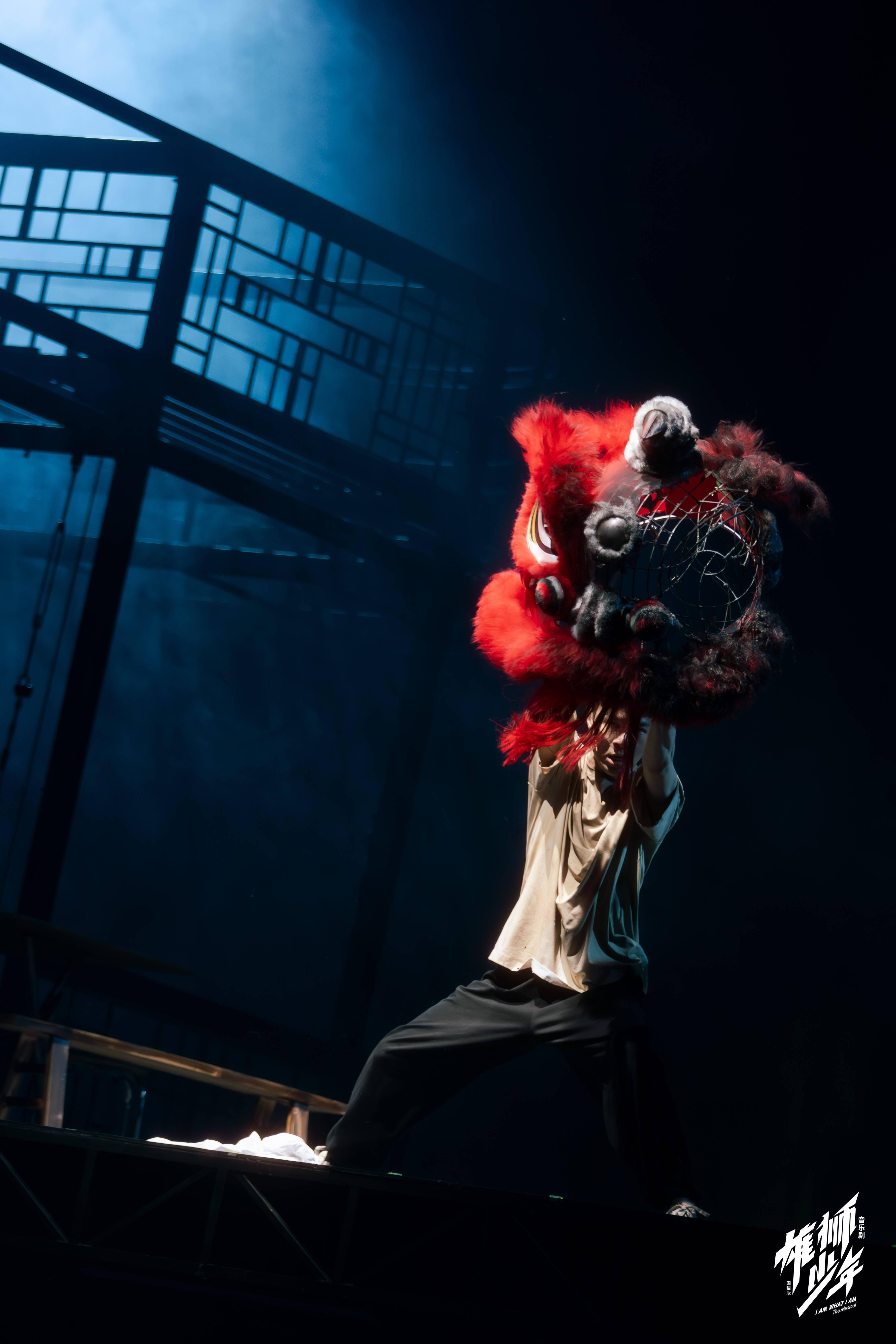 音乐剧《雄狮少年》普通话版共有超过180套表演套装,服装设计demon