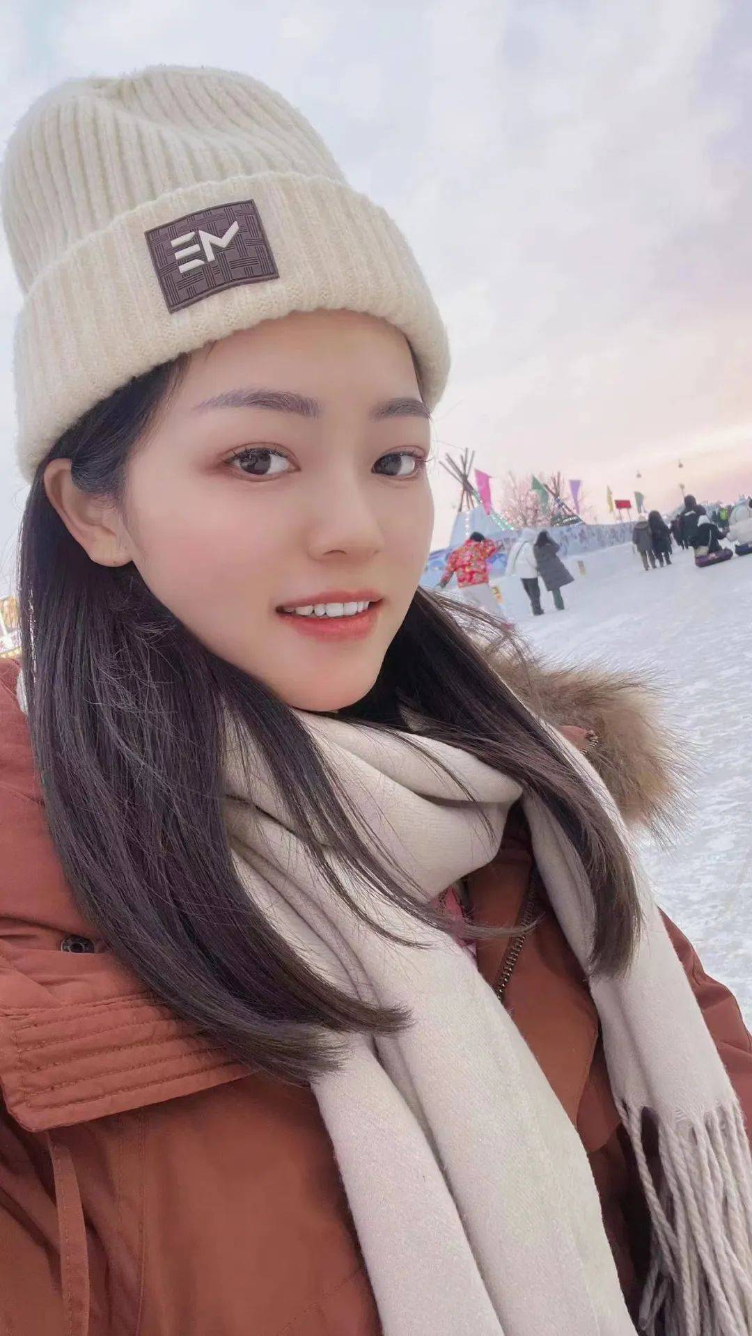 "重庆网红离哈前为尔滨自编自唱……还挺好听_赵美_谢尔滨_游客