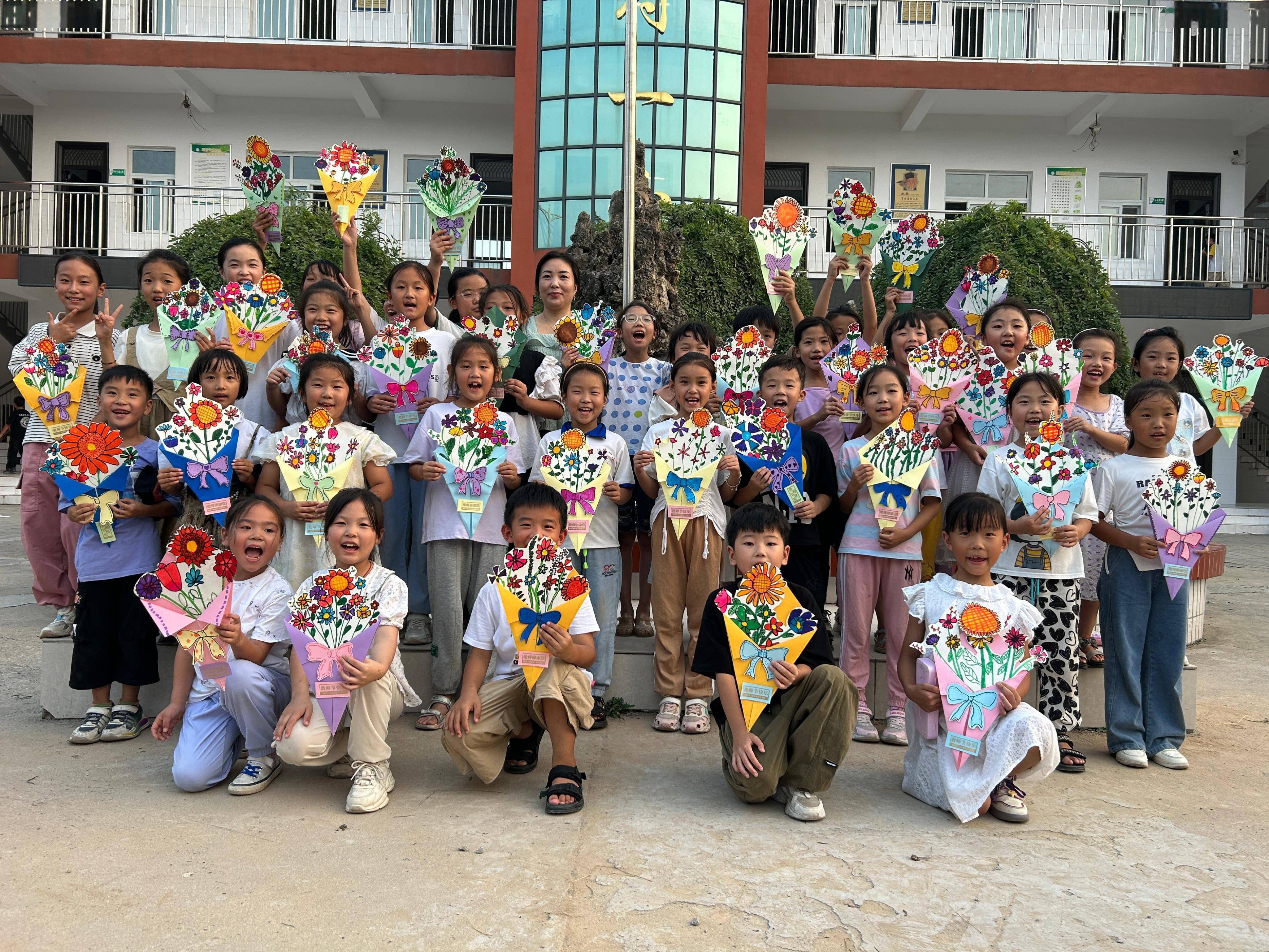 在城關鄉實驗小學分別開展蒙匯教育,翰墨齋書畫電子琴,繪畫,創編操等