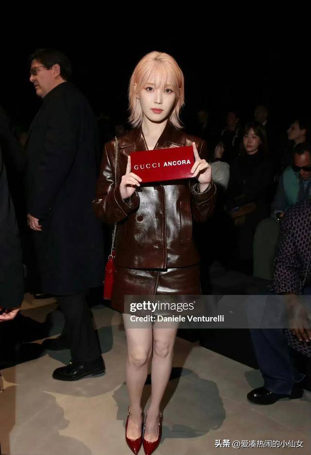 作为全球品牌代言人的iu,以一身漆红色皮质套装亮相,大秀美腿,一头