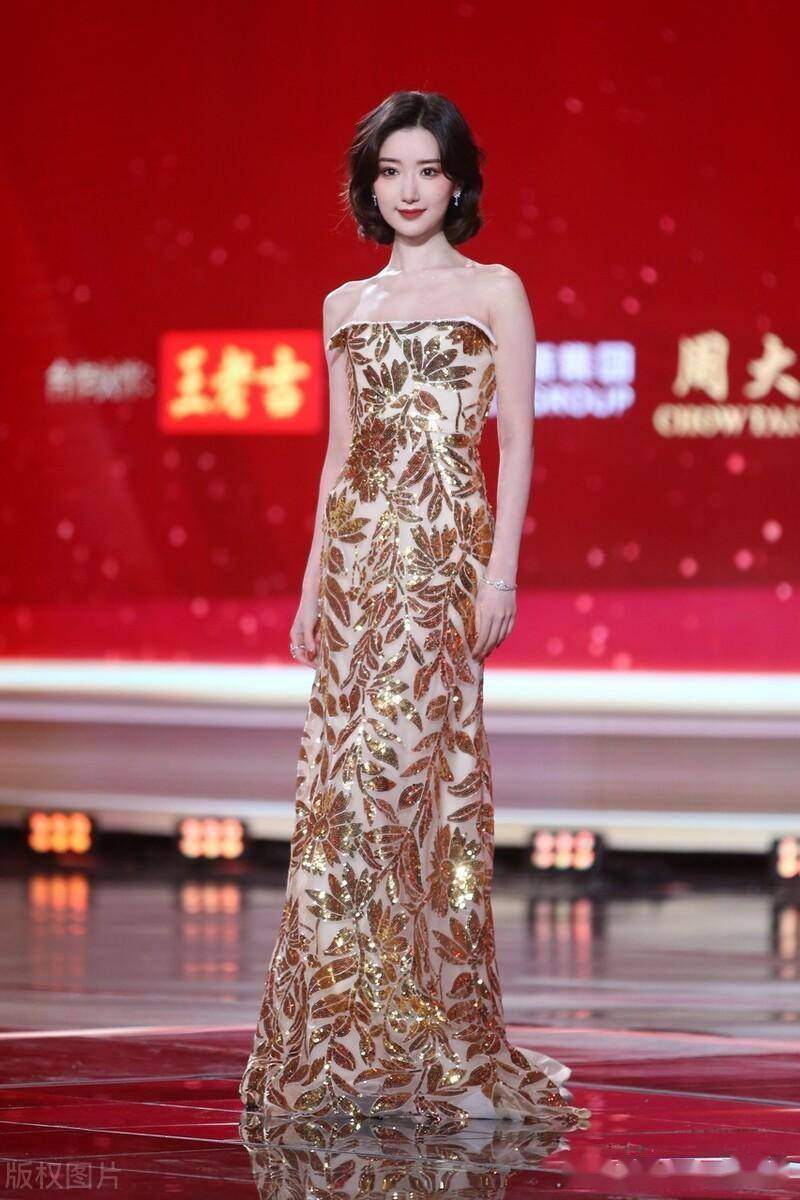 毛晓彤一袭无袖抹胸刺绣长裙时髦修身_北京_中国_盛典