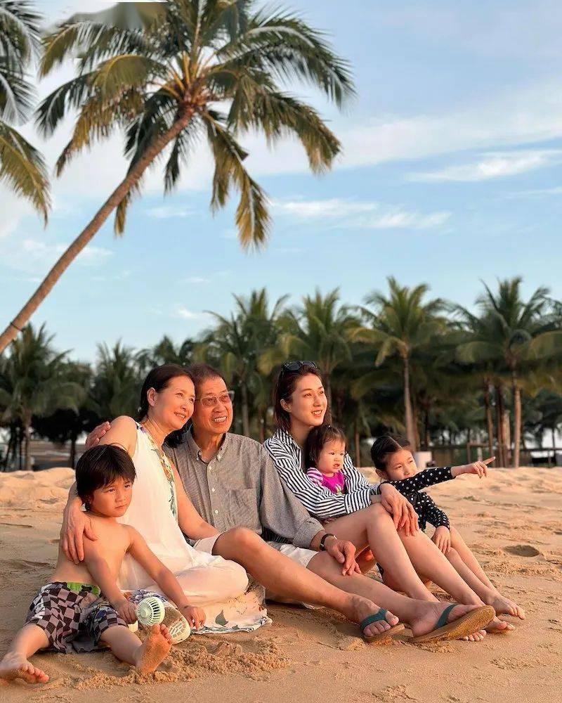 67钟嘉欣越南旅行大晒泳照!陪父母子女一家人温馨!_少女_女儿_示人